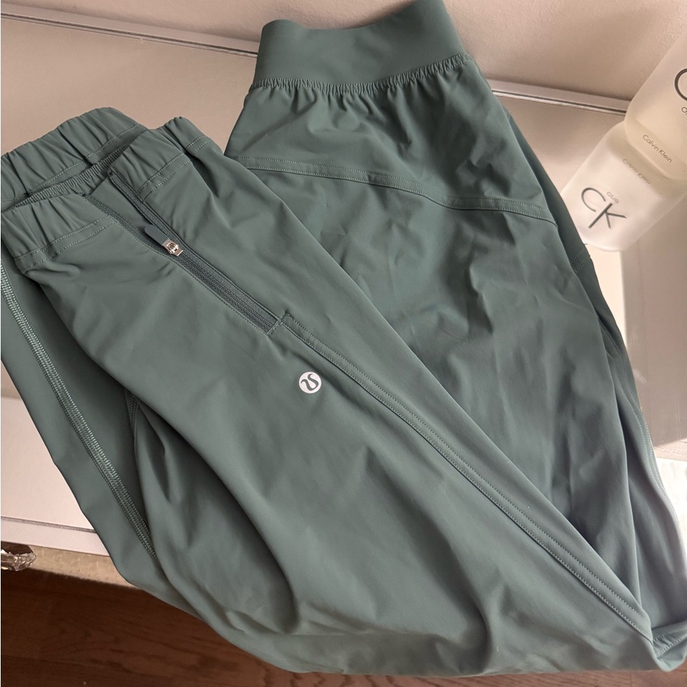 LULULEMON cropped jogger pants
